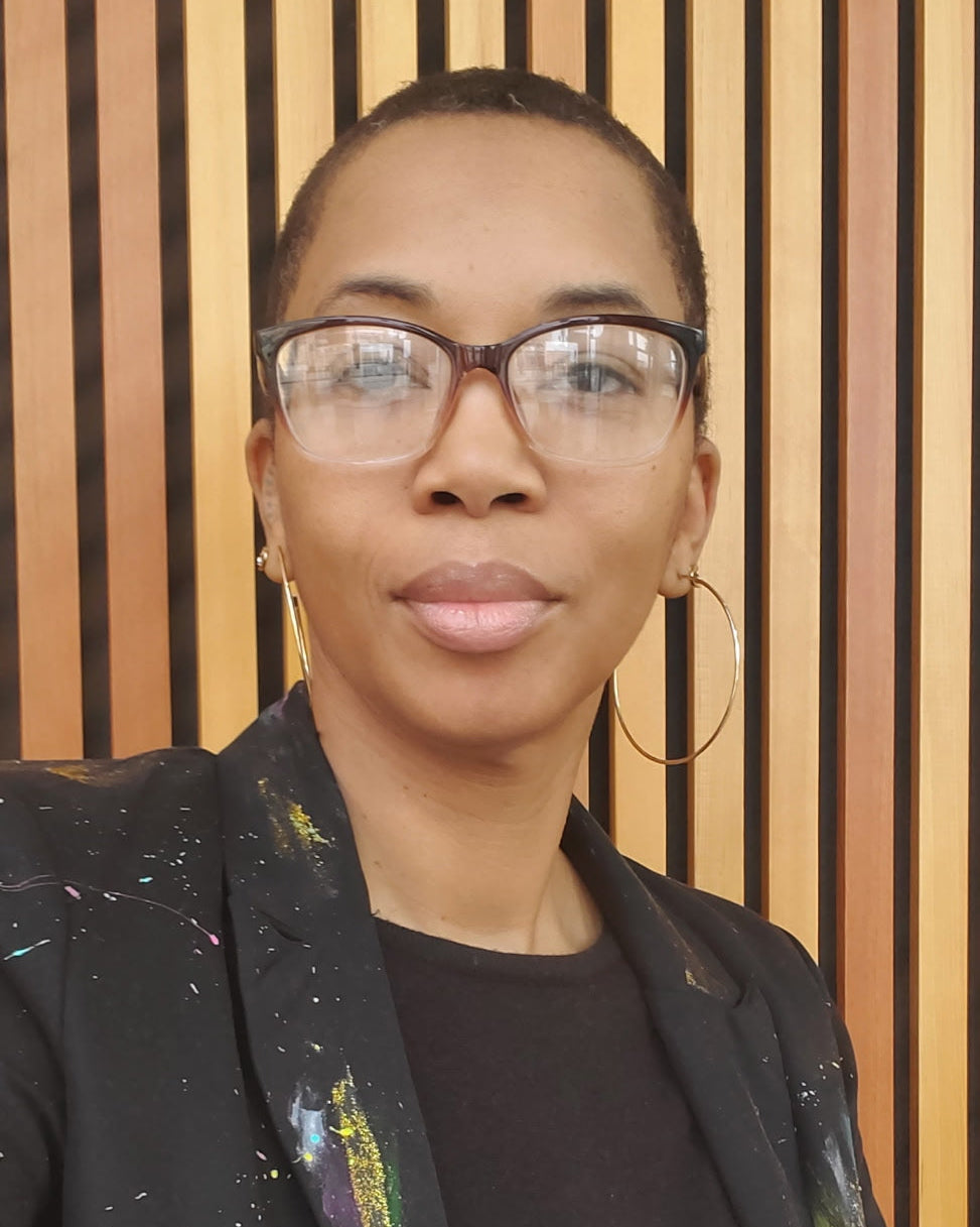 Dolce Lusso Market Common Stylist Gwen Cross in a black shirt and blazer