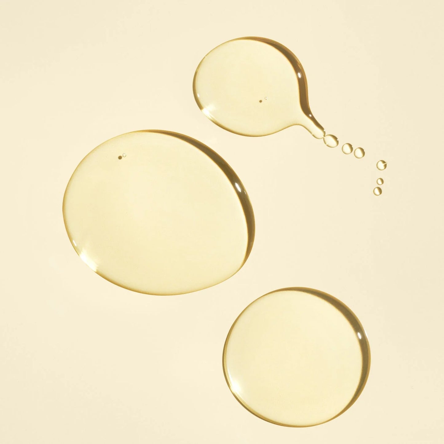 lightweight hair oil texture for hydration shine and frizz reduction
