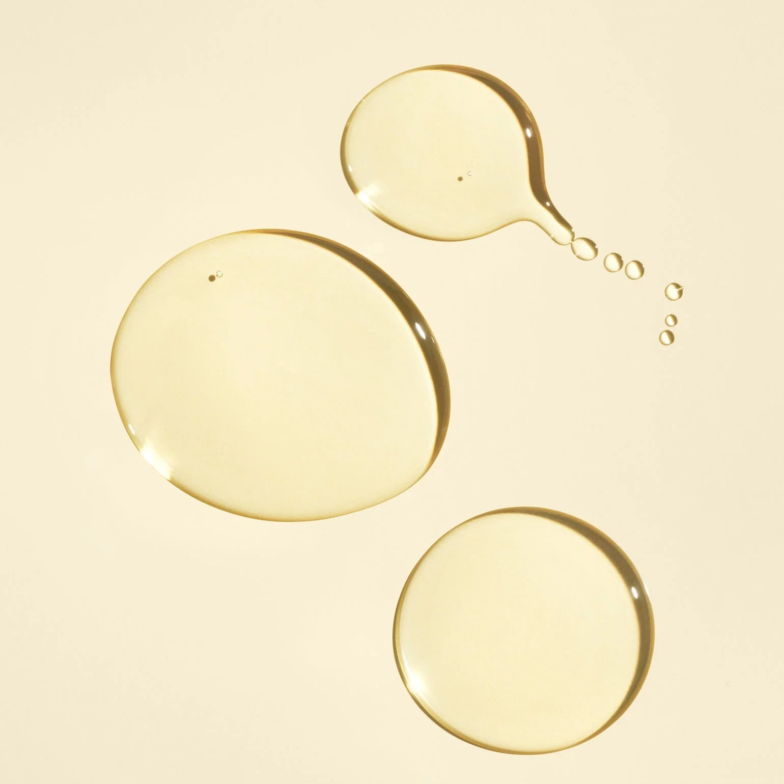 lightweight hair oil texture for hydration shine and frizz reduction
